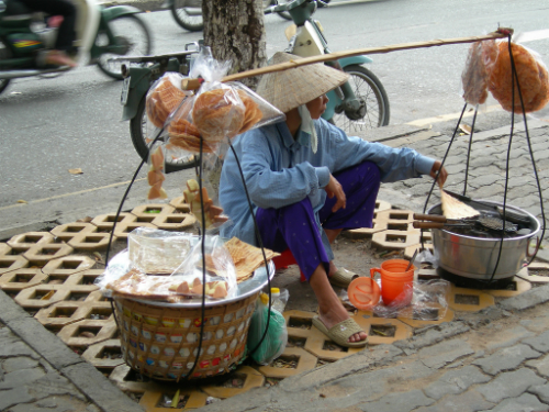 Du khách thích thú với gánh hàng rong Sài Gòn