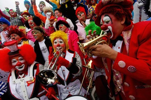 mexico tràn ngập màu sắc với lễ hội các chú hề