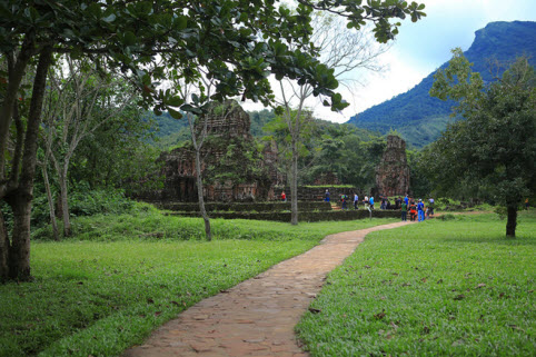 Vẻ đẹp bí ẩn của khu thánh địa lâu đời nhất Việt Nam