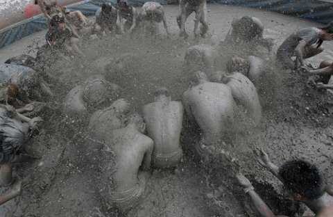 Rộn ràng lễ hội tắm bùn làm đẹp ở Hàn Quốc