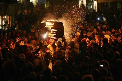 hàng ngàn người chạy theo thùng lửa rực cháy trong ngày hội lạ
