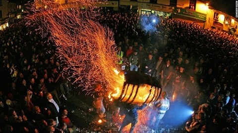 hàng ngàn người chạy theo thùng lửa rực cháy trong ngày hội lạ