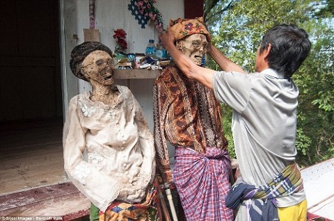 Rùng rợn tục lệ mặc áo mới cho người chết ở Indonesia