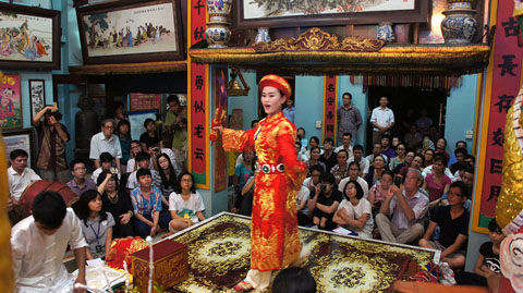 Tìm hiểu trang phục hầu đồng đặc sắc của văn hoá người Việt