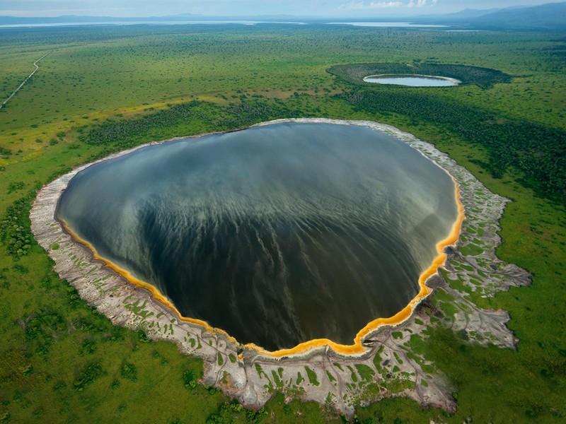 Khám phá 10 hồ nước trên miệng núi lửa đẹp khó cưỡng