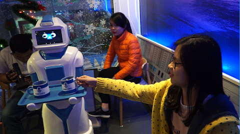 Du lịch Hà Nội thưởng thức cà phê do Robot phục vụ