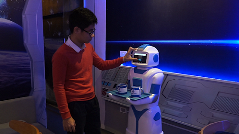du lịch hà nội thưởng thức cà phê do robot phục vụ