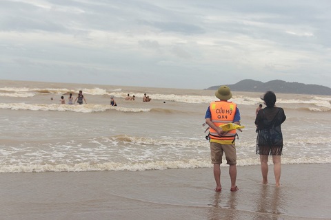 Biển Cửa Lò đông đúc khách du lịch sau bão Sơn Tinh