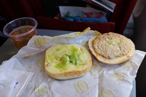 Những bữa ăn trên máy bay khiến hành khách thở dài ngao ngán