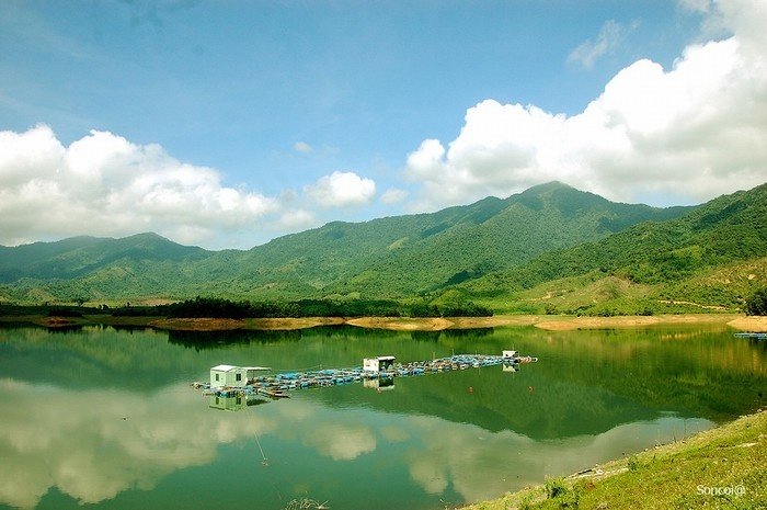 Hồ nước đẹp tựa cao nguyên Tây Tạng ở Đà Nẵng