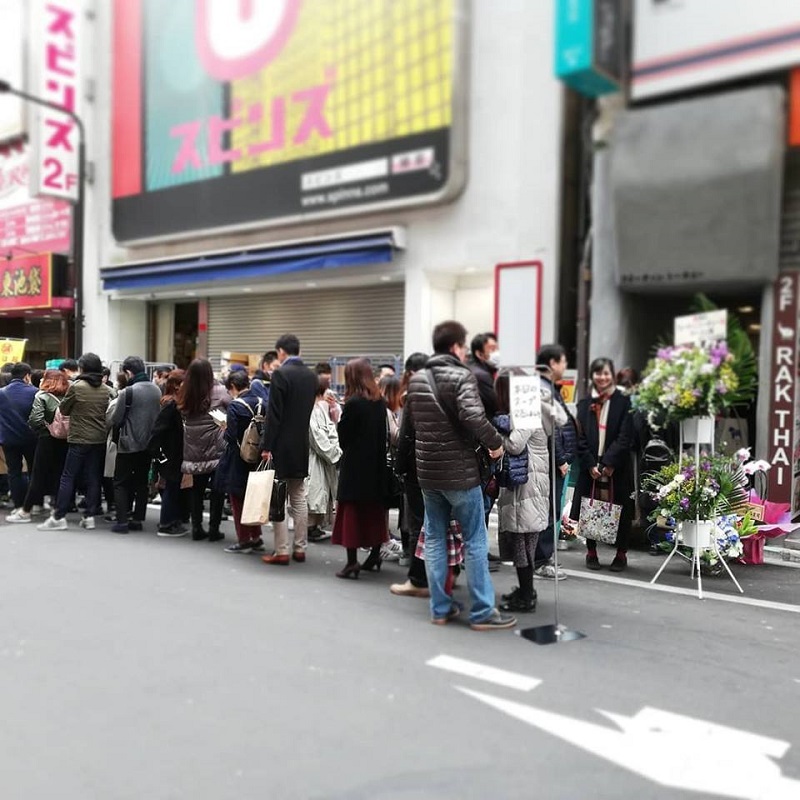Khách xếp hàng dài chờ ăn phở Thìn Lò Đúc bán ở Nhật