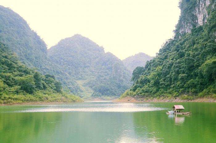 ‘Không thể rời mắt’ với cảnh đẹp tựa tiên cảnh ở hồ Thang Hen