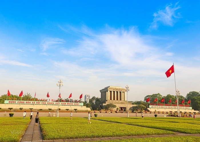 Hãy tới thăm Lăng Bác - nơi linh thiêng vô cùng, nơi lưu giữ những chân dung nổi tiếng của Chủ tịch Hồ Chí Minh. Bạn sẽ xúc động với tình cảm của những người lính gác đêm ngày vì bảo vệ người vĩ đại của dân tộc. Hãy đến thăm để trải nghiệm cảm giác này.