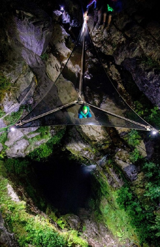 đỉnh cao của du lịch mạo hiểm: người phụ nữ thích ngủ cheo leo bên vách đá