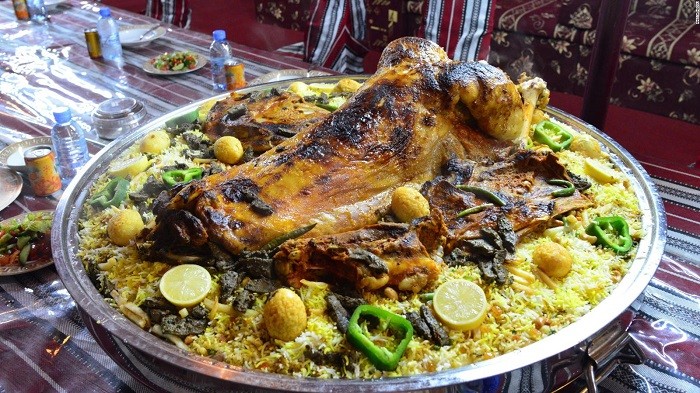 Thịt lạc đà nhồi, bánh bồ câu và đặc sắc các món ăn 'đẹp mắt ngon miệng' của ẩm thực Trung Đông