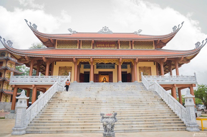 Vãn cảnh và 'xin lộc' đầu năm tại những ngôi chùa nổi tiếng nhất miền Trung