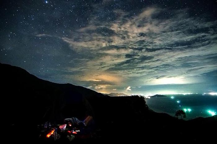 chiêm ngưỡng bầu trời đêm đầy mê hoặc trên các đỉnh núi ở việt nam