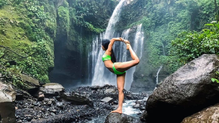 không thể rời mắt trước bộ ảnh tập yoga khi đi du lịch của cô gái 9x xinh đẹp 