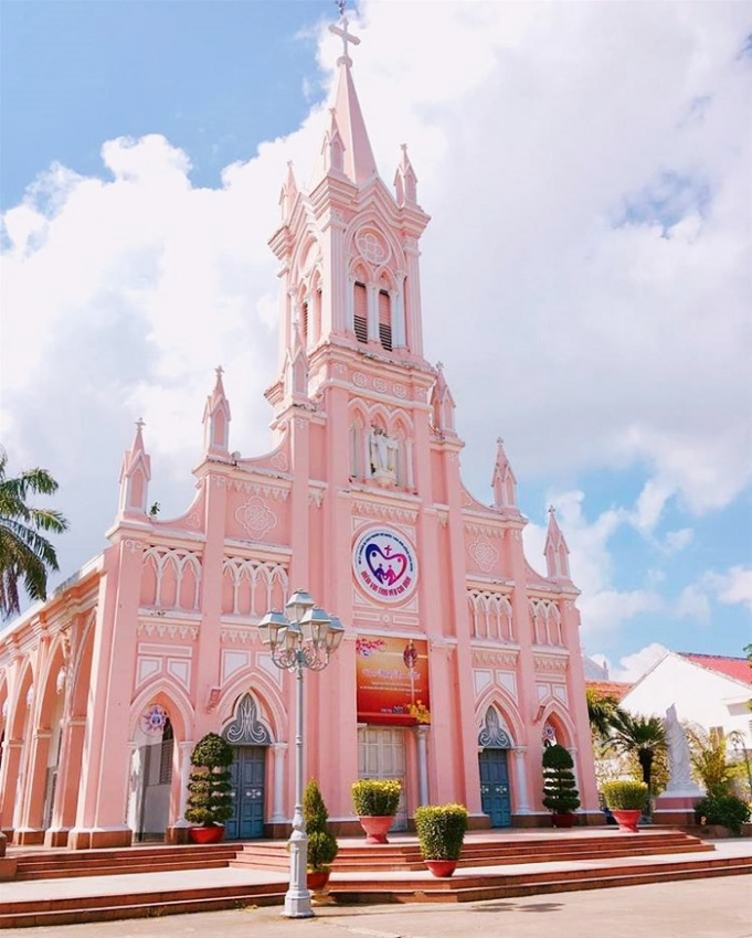 Ba nhà thờ màu hồng của Việt Nam ‘đốn tim’ du khách