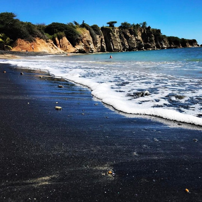 đừng trắng, hãy đen! những bãi biển ‘hắc xì dầu’ này sẽ đổi vị mùa hè cho bạn