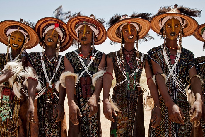 bộ lạc wodaabe: đàn ông trang điểm, phụ nữ thì không