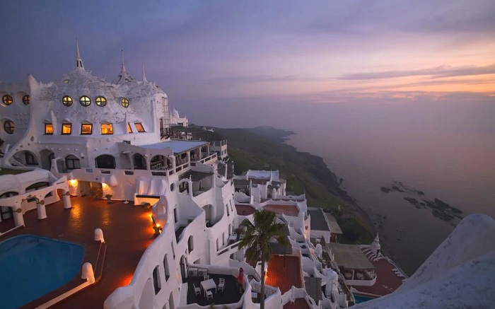 'Lạc bước' lên thiên đường tại những khách sạn trên vách đá đẹp nhất Thế giới