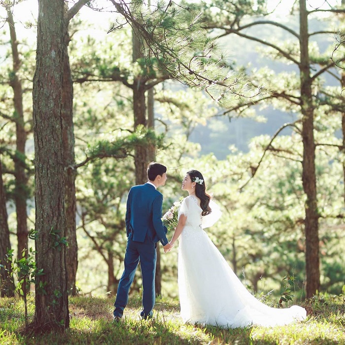 Những bức ảnh cưới trong rừng thông sẽ mang đến cho bạn cảm giác ngọt ngào và lãng mạn đến không ngờ. Với khung cảnh cây thông xanh mướt và ánh nắng len lỏi qua những chiếc lá, hình ảnh của bạn sẽ trở nên đặc biệt và ấn tượng hơn bao giờ hết.