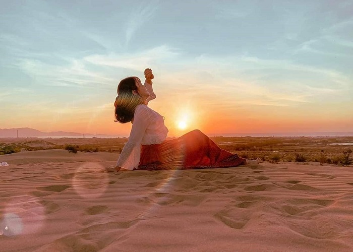 đâu chỉ có biển, ngắm hoàng hôn trên đồi cát cũng 'chill' và lãng mạn vô cùng