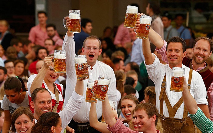 đắm chìm trong không gian sôi động của những lễ hội bia nổi tiếng trên thế giới