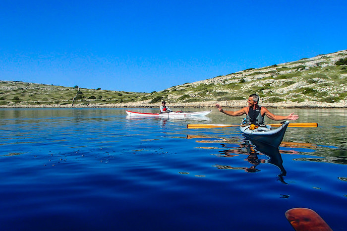 chèo thuyền kayak khám phá thế giới: hành trình trải nghiệm tuyệt vời hơn mong đợi