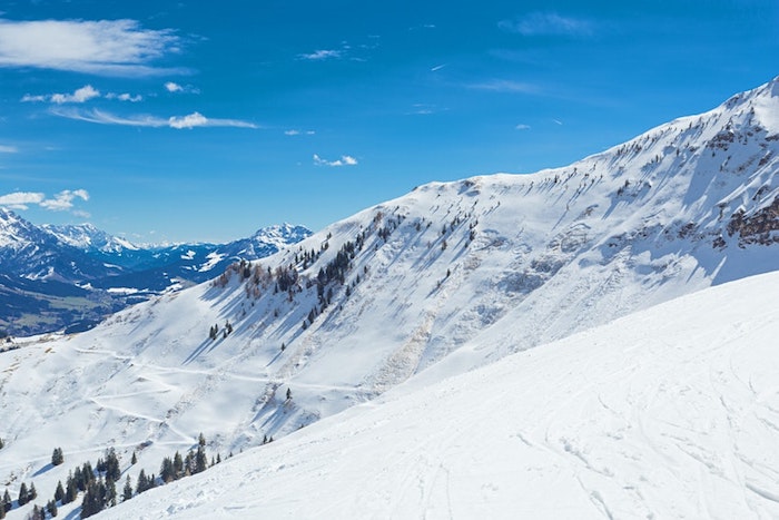 chẳng cần phải chờ đông tới, mỗi tháng trượt tuyết một nơi cũng đủ tuyệt vời
