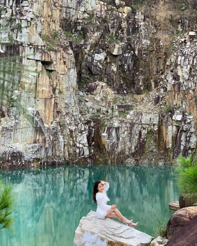 2 hồ nước màu xanh ngọc bích tự nhiên, chụp ảnh đẹp mê li khỏi cần chỉnh màu