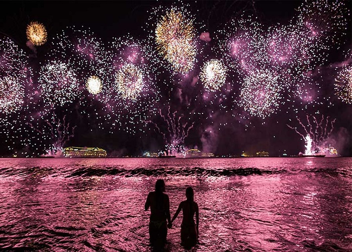 đón năm mới trên bãi biển: đêm trăng tròn ở koh phangan hay tiệc tùng ở rio de janeiro?