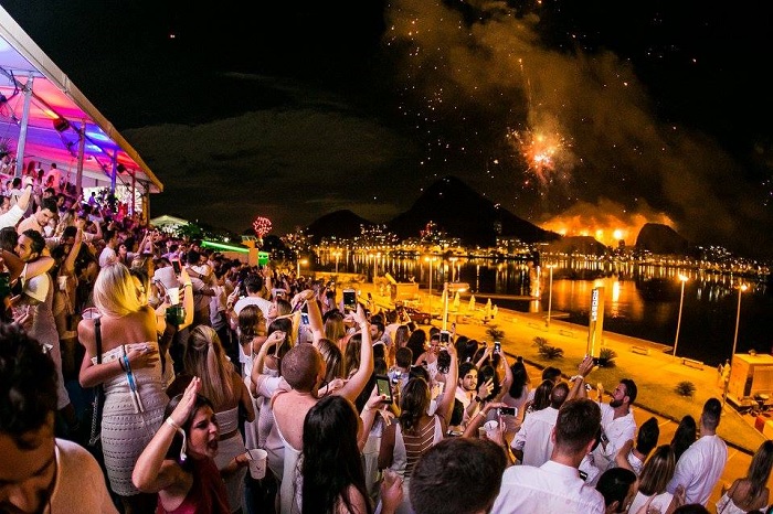 đón năm mới trên bãi biển: đêm trăng tròn ở koh phangan hay tiệc tùng ở rio de janeiro?