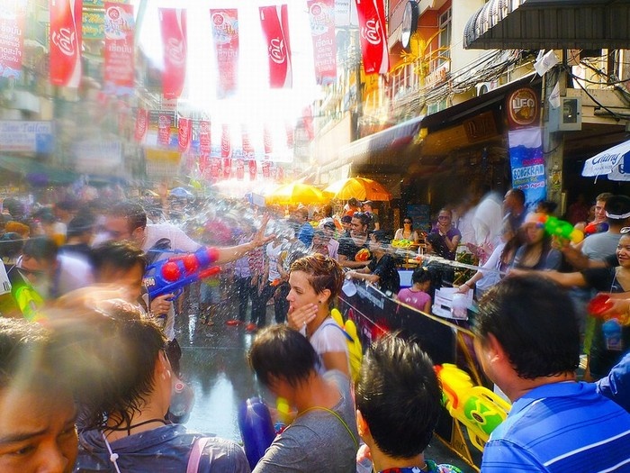 Tưng bừng tham gia lễ hội té nước Songkran ở Thái Lan