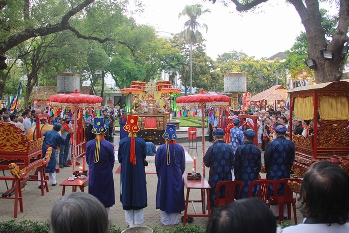 Lễ tế bách tổ nghề truyền thống bên dòng sông Hương