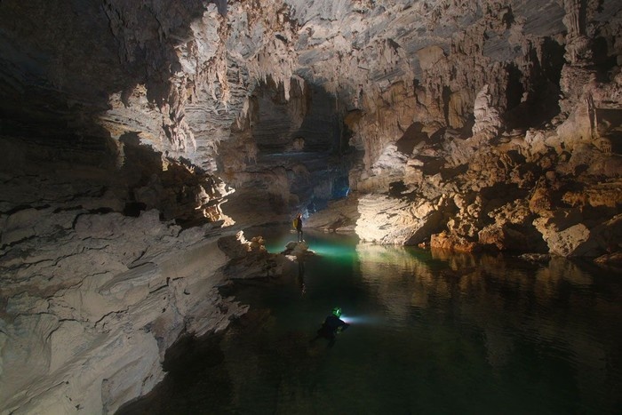 khám phá những hang động đẹp mê hồn ở việt nam