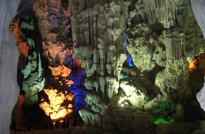 khám phá những hang động đẹp mê hồn ở việt nam