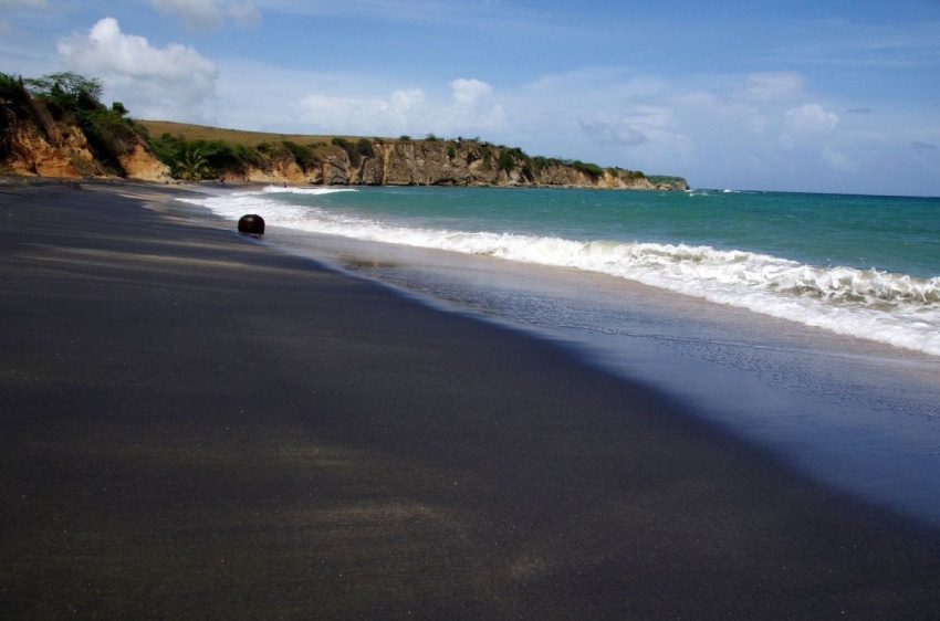 bãi biển cát đen, bãi biển karekare, du lịch biển, thế giới đó đây, 8 bãi biển cát đen lạ lùng nhất quả đất