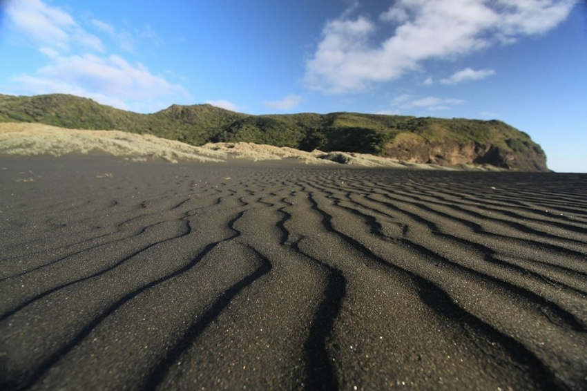 bãi biển cát đen, bãi biển karekare, du lịch biển, thế giới đó đây, 8 bãi biển cát đen lạ lùng nhất quả đất