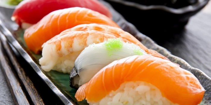 ẩm thực nước ngoài, ẩm thực sài gòn, du lịch sài gòn, sushi sang trọng ngày một bình dân nơi hè phố sài gòn