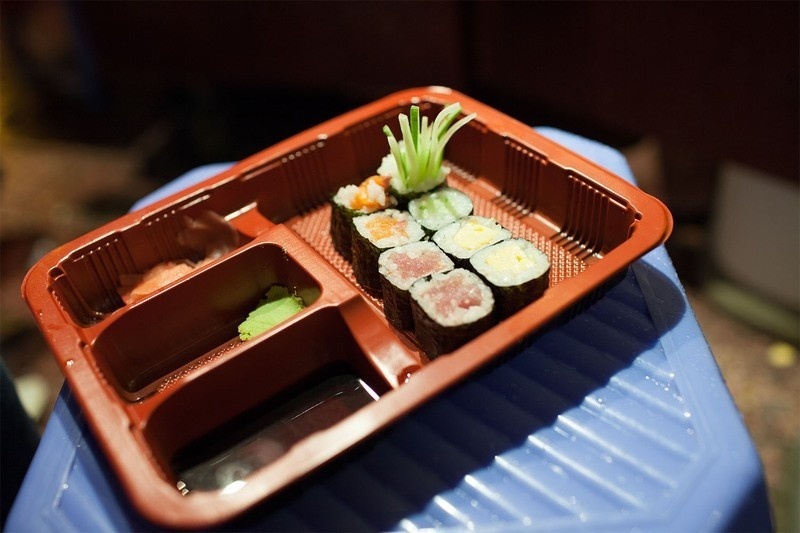 ẩm thực nước ngoài, ẩm thực sài gòn, du lịch sài gòn, sushi sang trọng ngày một bình dân nơi hè phố sài gòn