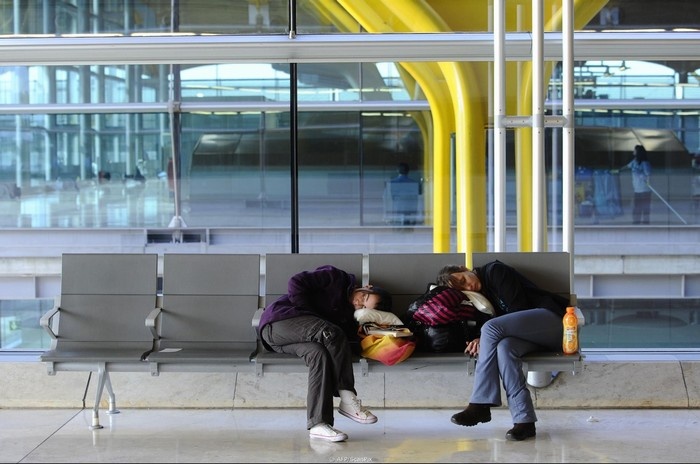 15 mẹo giúp bạn qua đêm thoải mái và an toàn ở sân bay