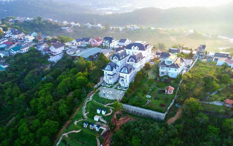Lâu đài màu trắng phong cách Châu Âu Dalat De Charme Village ở Đà Lạt