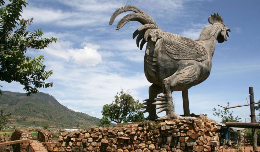 Ghé Làng Gà tìm hiểu về bức tượng gà trống 9 cựa