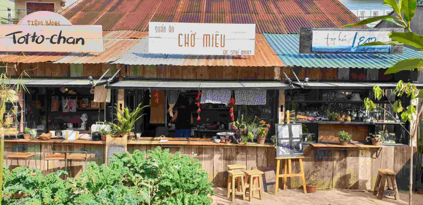 Tiệm bánh Tottochan – quán ăn Chờ Miêu – tiệm tạp hoá Lem