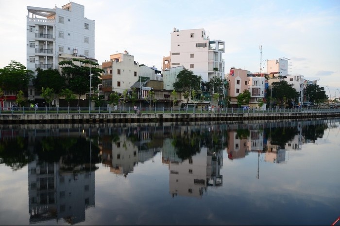Trôi lênh đênh giữa lòng kênh Nhiêu Lộc ngắm nhìn Sài Gòn
