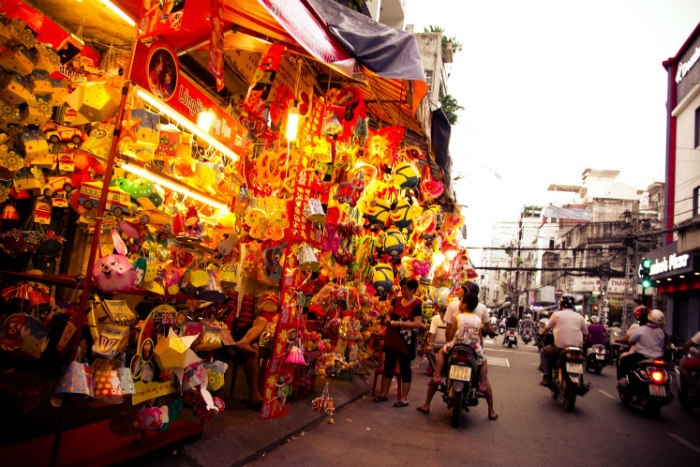 Nô nức dạo chơi ở phố lồng đèn rực rỡ sắc màu của Sài Gòn