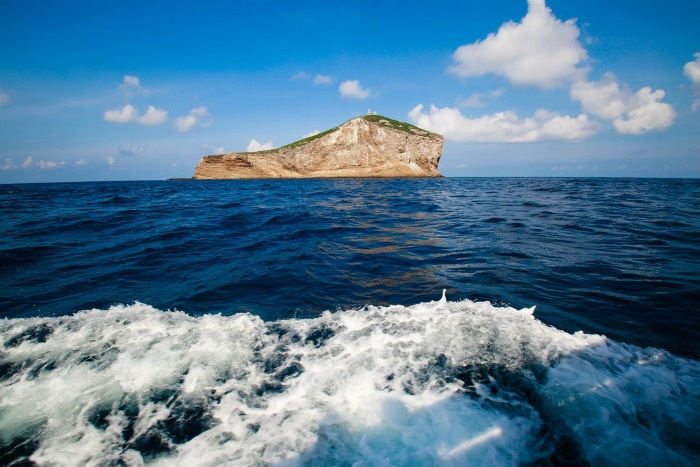 Khối đá khổng lồ nằm lạc lõng giữa biển Đông