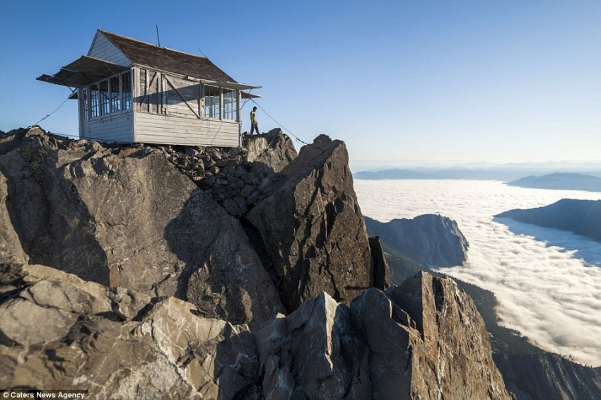 du khách 'săn' mây trên đỉnh núi đá cao hơn 2.000 m